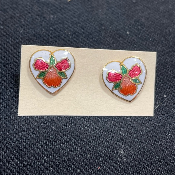 Vintage Enamel Gold Tone White Floral Heart Cloisonne Post Earrings - Picture 1 of 4